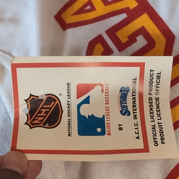 Softwear| NWT NHL Vintage Calgary Flames White Short Sleeved T-shirt Cropped - Picture 13 of 14